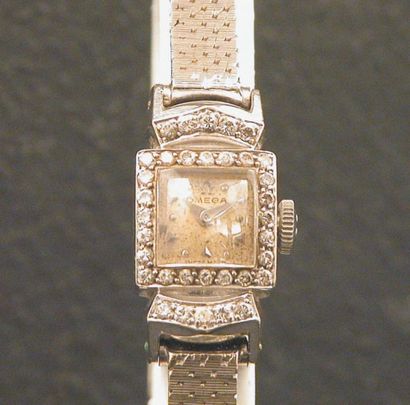 OMEGA Vers 1950 Belle montre bracelet de dame en or blanc, boîtier carré, lunette...