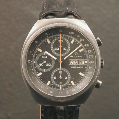 GOLANA Vers 1970 Chronographe bracelet en acier noirci. Boîtier tonneau, fond vissé....