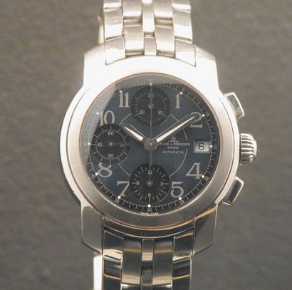 BAUME & MERCIER CAPELAND vers 2000 Beau chronographe-bracelet en acier, boîtier rond,...