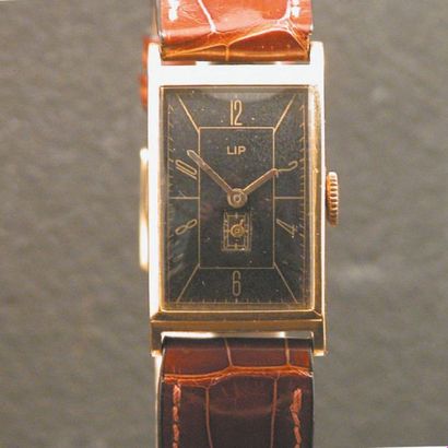 LIP T 18 vers 1930 Belle montre-bracelet en or, boîtier rectangle. Cadran noir avec...