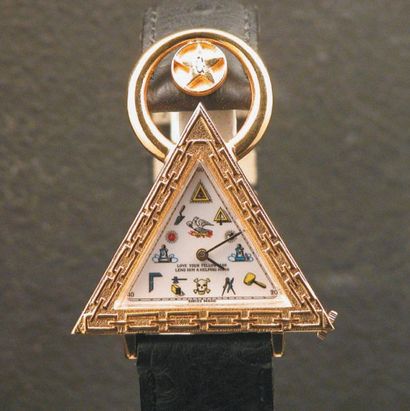 MACONNIQUE Swiss made vers 1960 Originale et grande montre-bracelet en métal doré,...