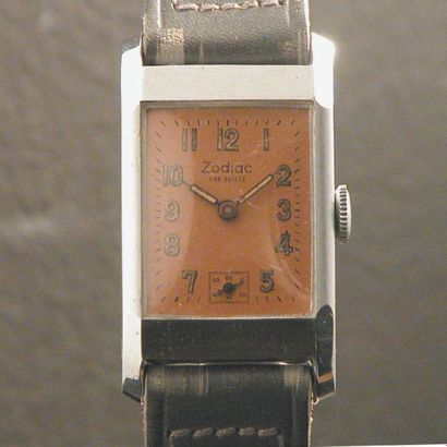 ZODIAC Vers 1940 Belle montre-bracelet en métal chromé et acier, boîtier rectangle....