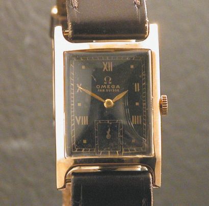 OMEGA N° 10339710 vers 1940 Belle montre-bracelet en or, boîtier rectangle. Cadran...