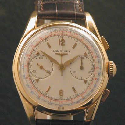 LONGINES N° 6595156 Vers 1950 Rare et beau chronographe-bracelet en or, boîtier tonneau,...