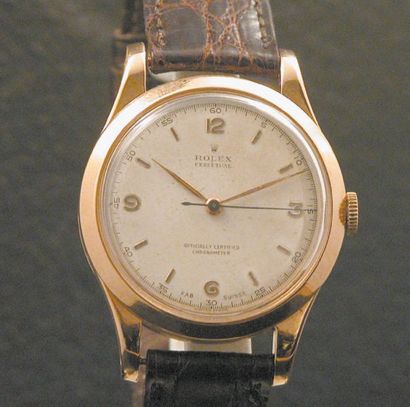 ROLEX Vers 1950 Belle montre-bracelet en or rose, boîtier rond, cadran crème avec...