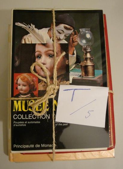 null Sept catalogues de la revue Polichinelle de 1982 à 1984, «Barbie poupée de collection»...