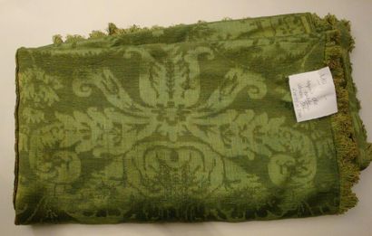 null Tapis de table en damas de soie vert, Louis XIV, 2m35 X 2m
