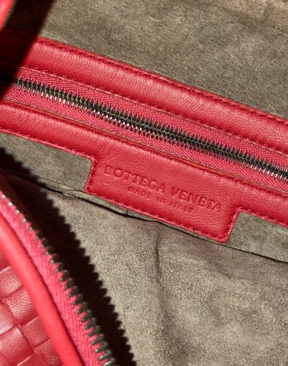 null Bottega VENETA
Petit sac en cuir tressé rouge, 25 x 20 x 5 cm
(très légères...