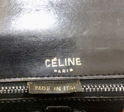 null CELINE Paris
Petit sac en cuir verni noir, fermoir calèche, garniture en métal...