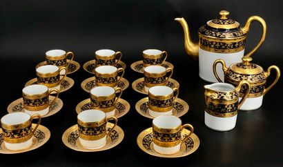 null LIMOGES, Raynaud 
Service à café en porcelaine à rehauts d'or, traité en amati...