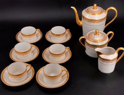 null LIMOGES
Service à thé en porcelaine blanche à rehauts d'or à motifs d'une frise...