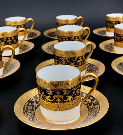 null LIMOGES, Raynaud 
Service à café en porcelaine à rehauts d'or, traité en amati...