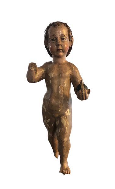 null Enfant Jésus en bois sculpté et peint. Il se tient debout sur un socle rectangulaire...