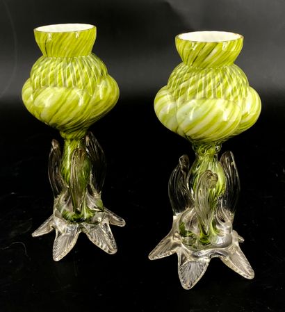 null VERRERIE
Paire de vases ou soliflore en verre doublé et moulé verte , à décor...
