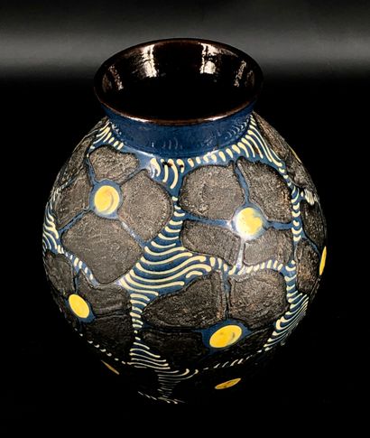 null Un vase balustre en terre cuite émaillée bleue à décor stylisé de fleurs à pétales...