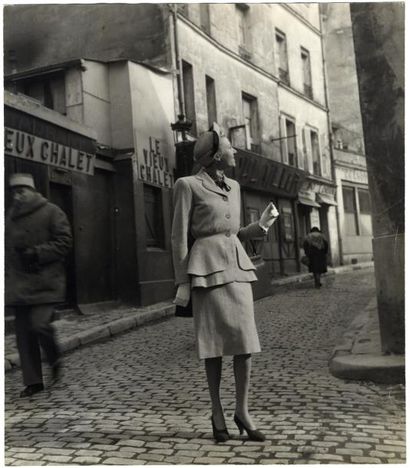 Jean Moral (1906-1999) Paris, Montmartre, photographie de mode pour Molyneux, 1947....