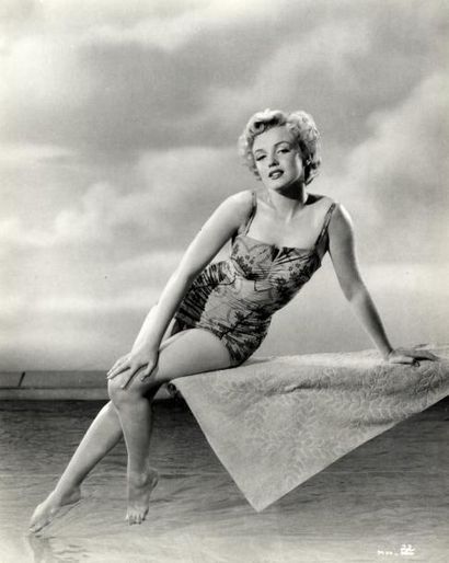 null Photographe non identifié. Marilyn Monroe au bord de l'eau, vers 1950. Tirage...
