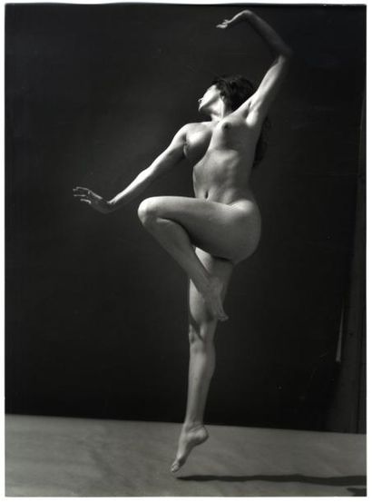 André de DIENES Nu féminin, vers 1960. Tirage argentique d'époque, 34,3 x 25,4 cm....