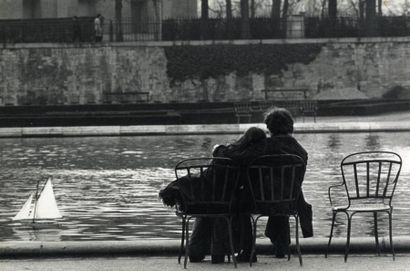 Yvan FARKAS Paris, amoureux au jardin des Tuileries,vers 1960. Tirage argentique...