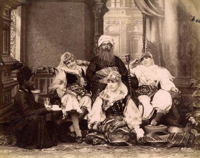 ANONYME Moyen-Orient, homme et son harem, vers 1880. Tirage albuminé d'époque, 21,5...