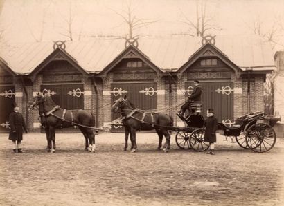 RUSSIE Cavaliers et équipages hippomobiles, vers 1880. Tirages albuminés d'époque,...