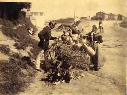 FLAMANDS Deux photographies vers 1880: pêcheurs et laitière. Tirages albuminés d'époque,...