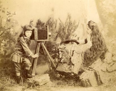 ANONYME Enfants jouant au photographe, vers 1880.Tirage albuminé d'époque, 26,9 x...