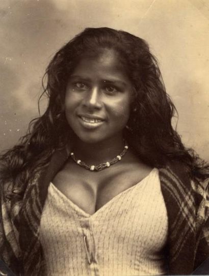 A. W. A. PLATE & Co Jeune fille de Ceylan, vers 1880. Tirage albuminé d'époque, 25,8...