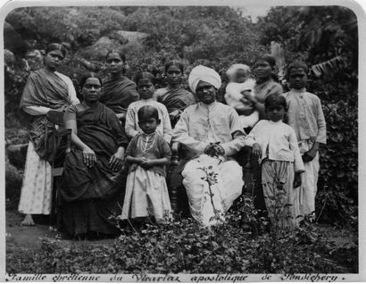 ANONYME Inde, Pondichéry, communauté chrétienne, 1885. Trois tirages albuminés, de...