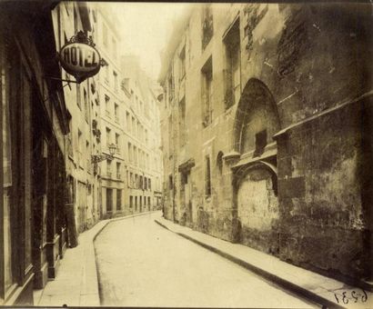 Eugène Atget (1857-1927) Paris, Hôtel de Sens, rue de l'Hôtel de ville, vers 1900....