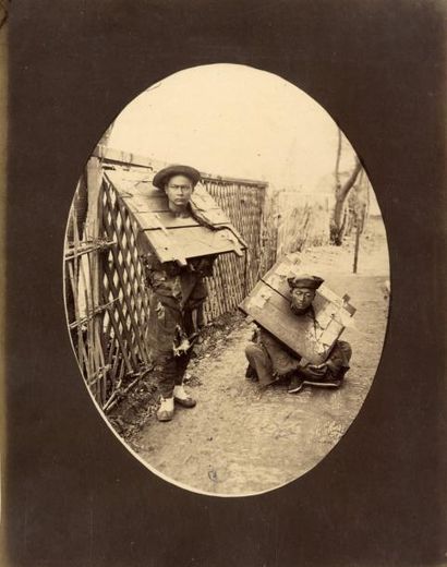 WILLIAM SAUNDERS (1832-1892) Prisonniers à la cangue, vers 1870. Tirage albuminé...