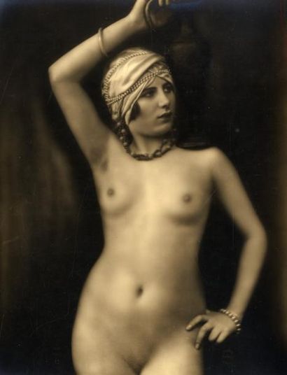 MANDEL Nu féminin au bracelet de perles, vers 1930. Tirage argentique d'époque, 21,9...