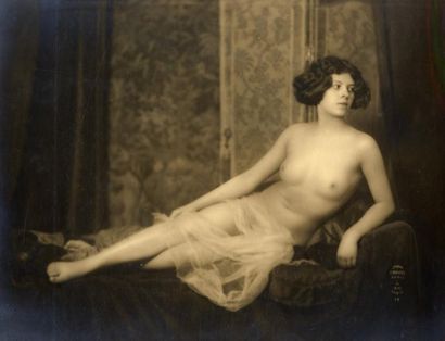 MANDEL. Nu féminin allongé, vers 1930. Tirage argentique d'époque, 16,8 x 21,8 cm....