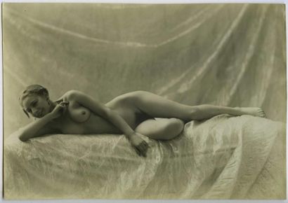 ANONYME Nu féminin, vers 1930. Tirage argentique d'époque, 15 x 21,7 cm.