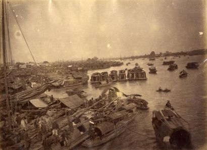 CHINE Vue d'un port, vers 1870. Tirage albuminé d'époque 21,2 x 28,7 cm. L'édifice...