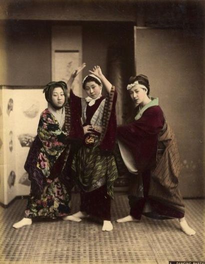 JAPON Deux photographies de femmes dansantes, vers 1870. Tirages albuminés d'époque,...