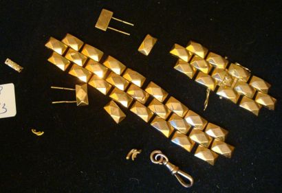 null Lot de débris d'or constitué notamment d'éléments de bracelet articulé. Env....