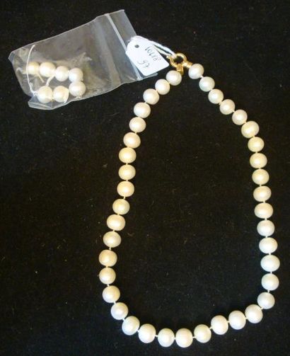 null COLLIER de perles baroques, fermoir en or jaune. On joint 7 perles.