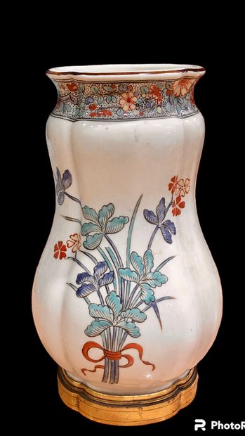 null Petit vase de forme godronnée à décor émaillé polychrome de fleurs et bouquets,...