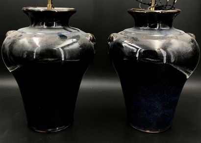 null Chine, seconde moitié du XXe siècle
Garniture composée de trois vases en céramique...