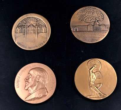 null MEDAILLES - DECORATIONS 
Un ensemble de 4 médailles en bronze doré dont une...