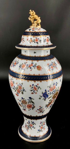null Un vase balustre couvert en porcelaine à riche décor de fleurs émaillées et...