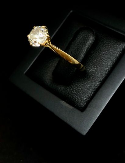 null Bague solitaire en or jaune 18K. 750 °/°° sertie d'un diamant taille ancienne...