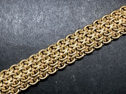 null Bracelet manchette en or jaune 18K 750°/°° à mailles ciselées alternées, avec...