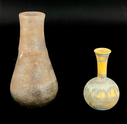 null VERRERIE 
Deux petits vases en verre ancien 
H. : 14,5 cm 
H. : 9 cm