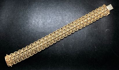 null Bracelet manchette en or jaune 18K 750°/°° à mailles ciselées alternées, avec...