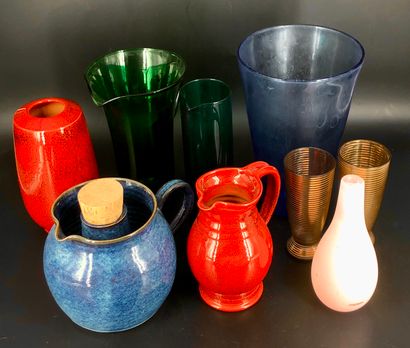 null Un lot comprenant : divers pichets et vases en céramique et verres colorés 
Et...