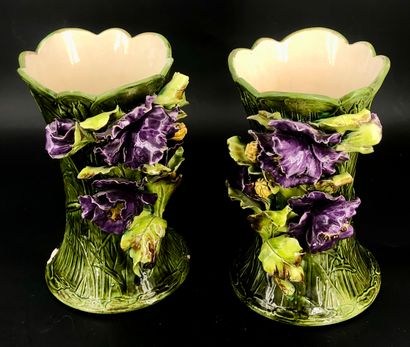 null Choisy Le Roi 
Une paire de vases en barbotine à ample décor d'iris 
H. : 30...