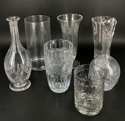 null Un ensemble de 5 vases en verre et verre taillé 
Nous joignons : deux carafes...