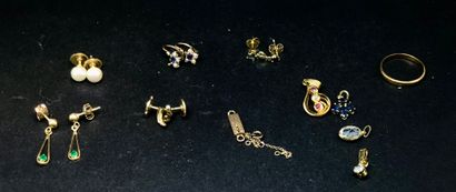 null Un ensemble de bijoux en or comprenant : 4 paires de clous d'oreilles dont l'une...